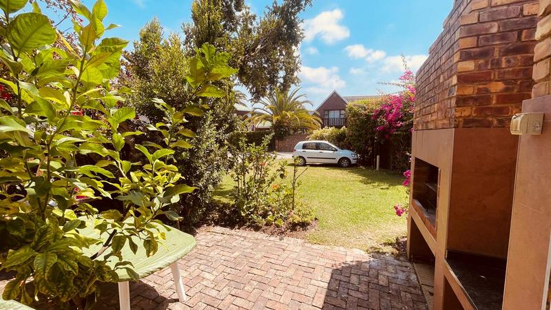 To Let 4 Bedroom Property for Rent in Keurbooms River Western Cape